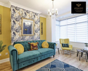 Stunning Tropical Oasis in Southend-on-Sea By Artisan Stays I Weekly or Monthly Stay Offer I Free Parking I Sleeps 7